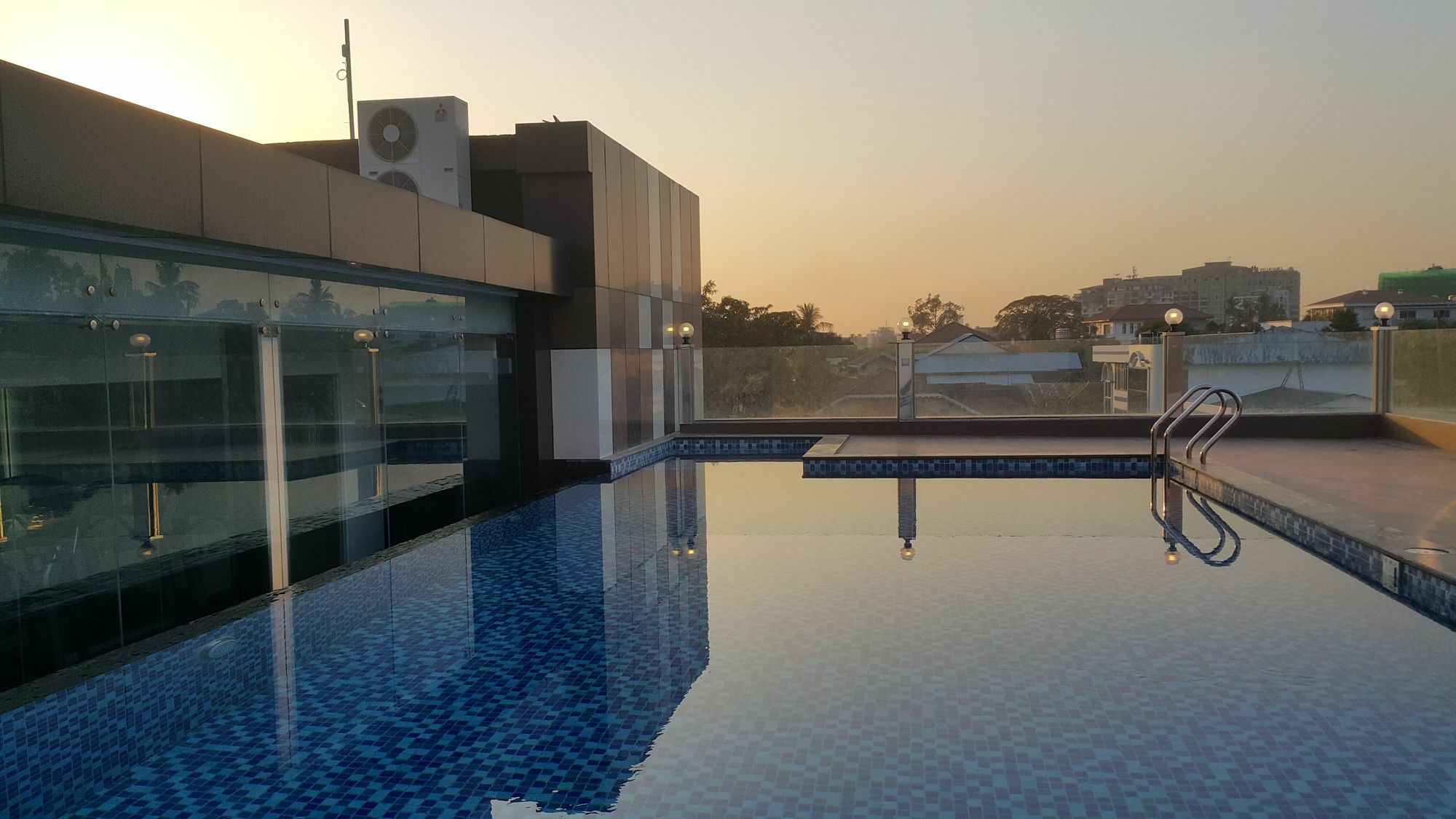 Clover Suites Royal Lake Γιανγκόν Εξωτερικό φωτογραφία