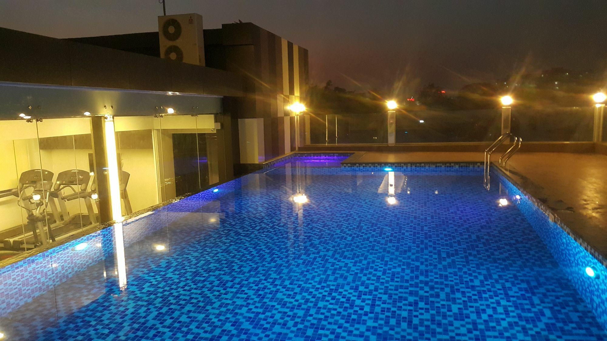 Clover Suites Royal Lake Γιανγκόν Εξωτερικό φωτογραφία